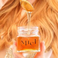 Pot sérigraphié Miel de Cannes toutes fleurs 240 grammes net produit dans son coffret de luxe – Image 3